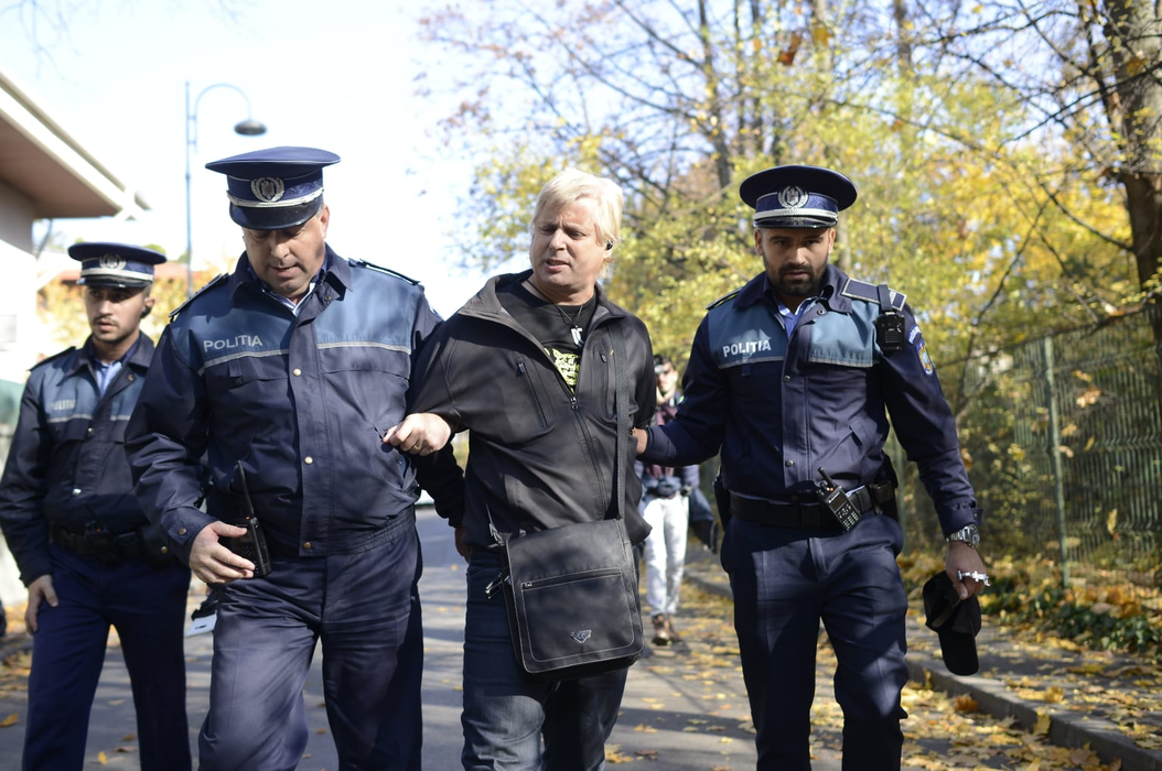 Incident în fața locuinței lui Ion Iliescu. Protestatarul ”Ceaușescu” a fost ridicat de polițiști: ”Trebuia să stai la pușcărie!”