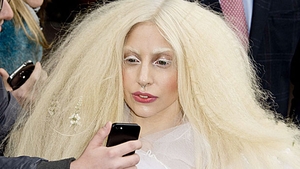 Lady Gaga s-a transformat intr-o papusa Barbie! "In sfarsit ma simt bine in pielea mea". Schimbarea este socanta