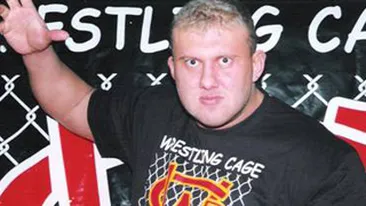 Povestea incredibila a celui mai inalt luptator din lume! L-a facut mama oltean, iar acum este campion la kick-boxing in SUA si a jucat in filme alaturi de Steve Martin!