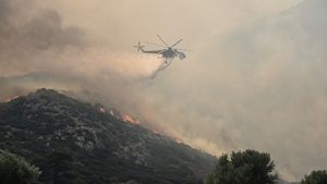 Atena, în pericol! Incendii majore lângă capitala Greciei: zeci de turiști au fost salvați din calea flăcărilor