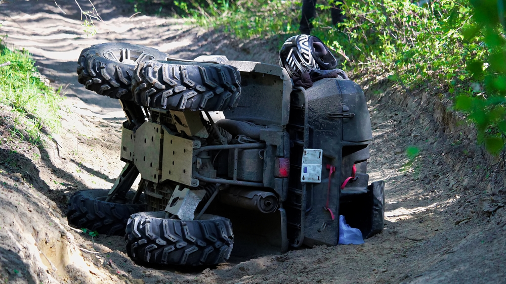 Un bărbat din Vaslui s-a răsturnat cu ATV-ul și se zbate între viață și moarte