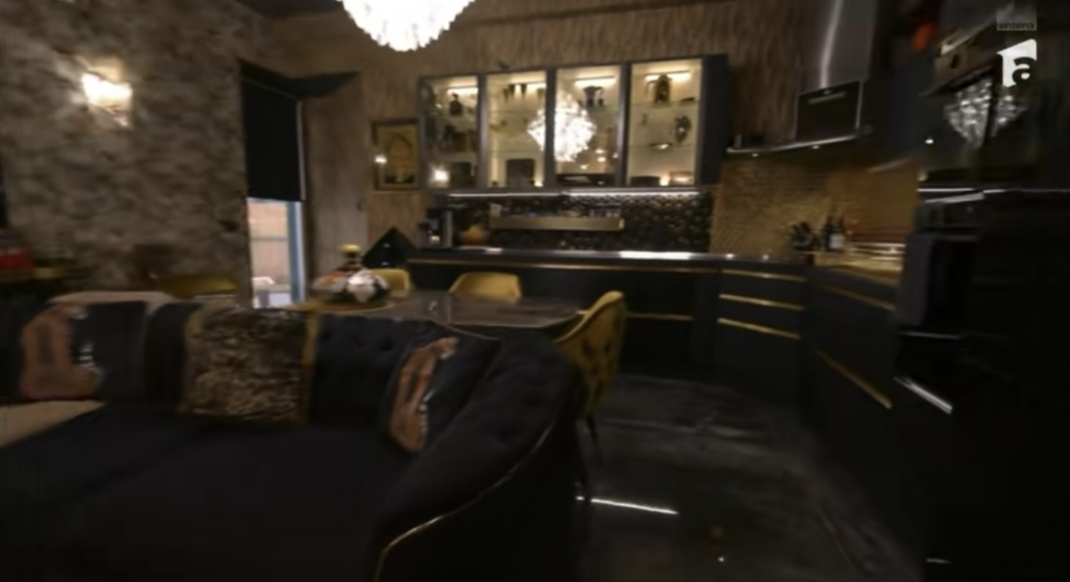 Cum arată casa în care locuiește Prințul Marco la Roma. Ceas Rolex în perete, tapet Gucci și perne Hermès
