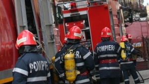 Un bărbat, băgat în sperieți de pompieri! Au intrat peste el în miezul nopții