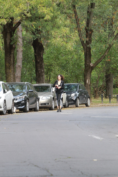 Alice Constantinică, sexy la o plimbare în parc