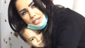 Oana Zăvoranu a împărţit cadouri copiilor bolnavi de cancer! A început să plângă când a ajuns la spital şi a stat de vorbă cu micuţii