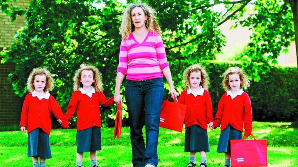 Patru gemene perfect identice