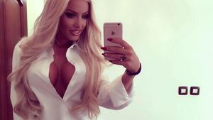 Loredana Chivu şi-a scos ”blăniţa” la plimbare. Cum poate să arate păcătoasa mulată!