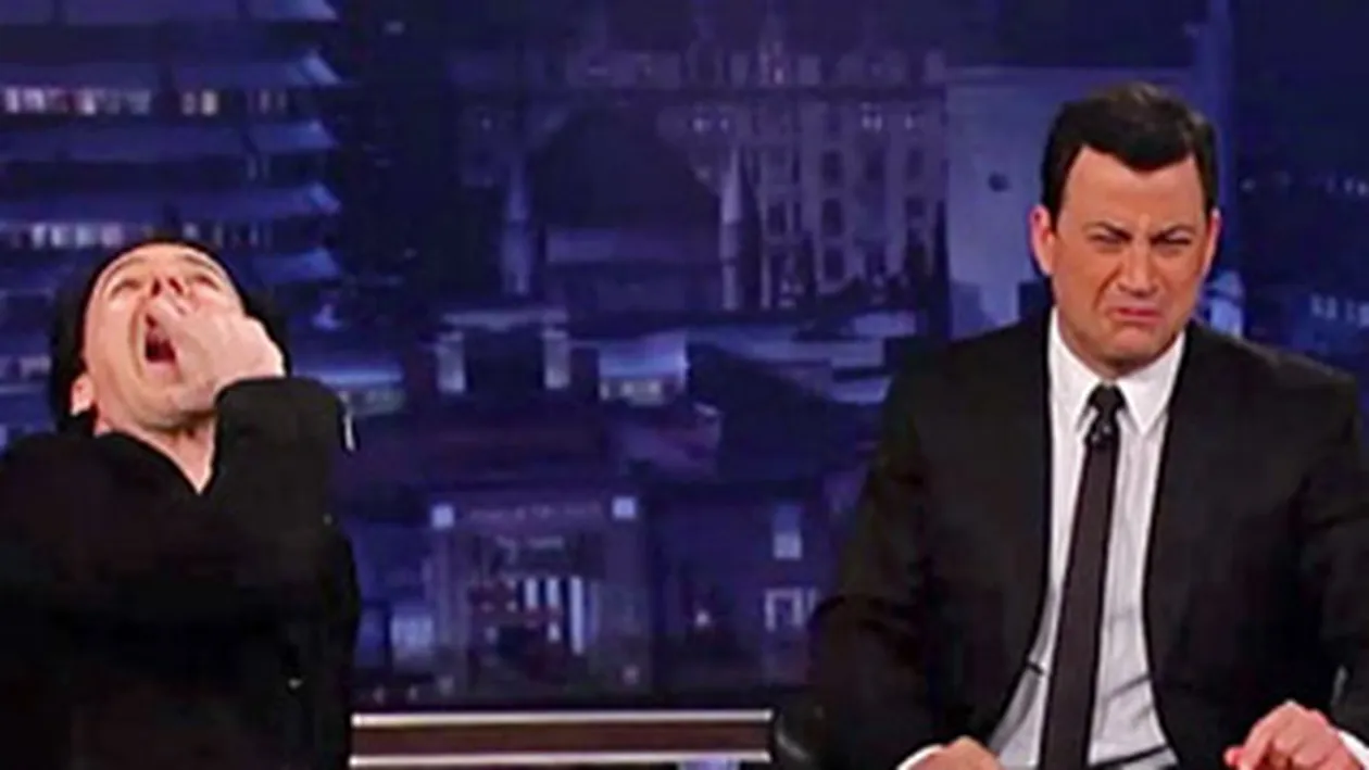 John Cusack a tras o dusca de dezinfectant de maini, in direct la TV