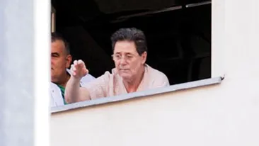 Imagini EMOTIONANTE! Cornel Dinu, filmat in spital in timp ce urmarea cum Dinamo pierdea calificarea - VEZI cum arata dupa operatia pe cord deschis