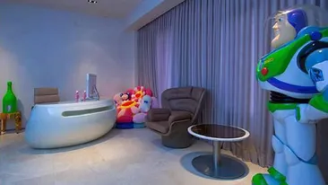 Vezi ce au gasit hotii in casa neobisnuit de colorata a rapper-ului Kanye West!