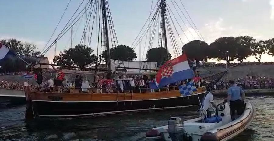 Petrecăreții au folosit toate mijloacele de locomoție