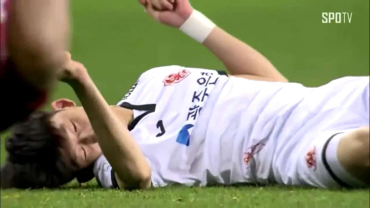 Accidentare horror la un meci de fotbal! A căzut în cap și a rămas inert! VIDEO