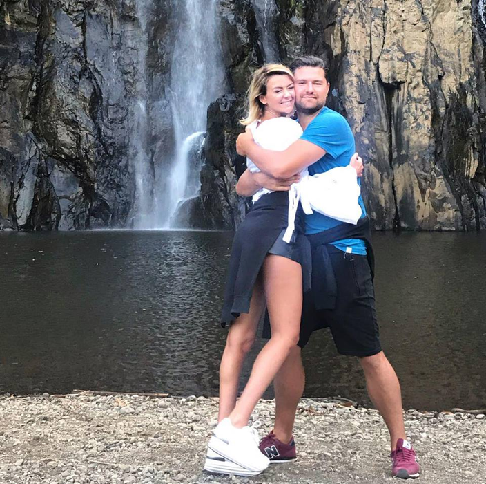 Bianca Drăgușanu, filmată cu iubitul unei cântărețe de la noi. Martorii le-au făcut poze când le-au văzut gesturile apropiate