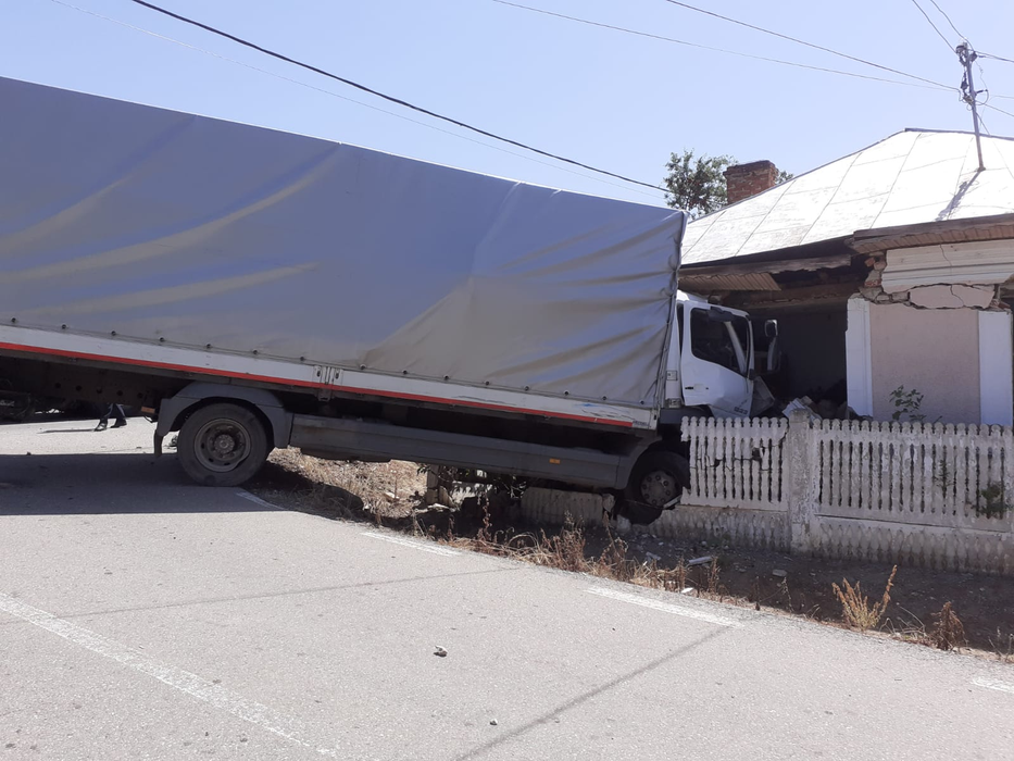 Șoferul TIR-ului și-a pierdut viața în urma impactului