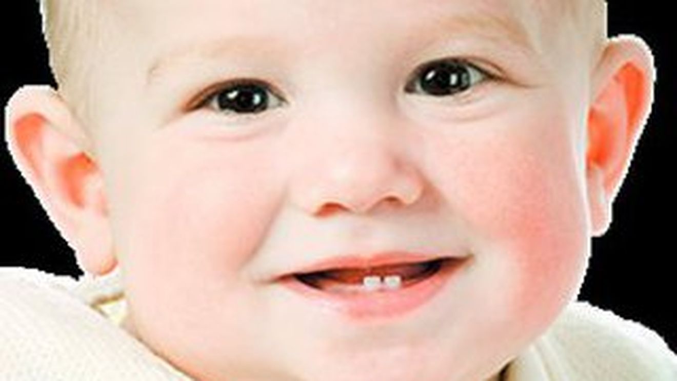 Curata-i gingiile inainte sa-i apara dintisorii