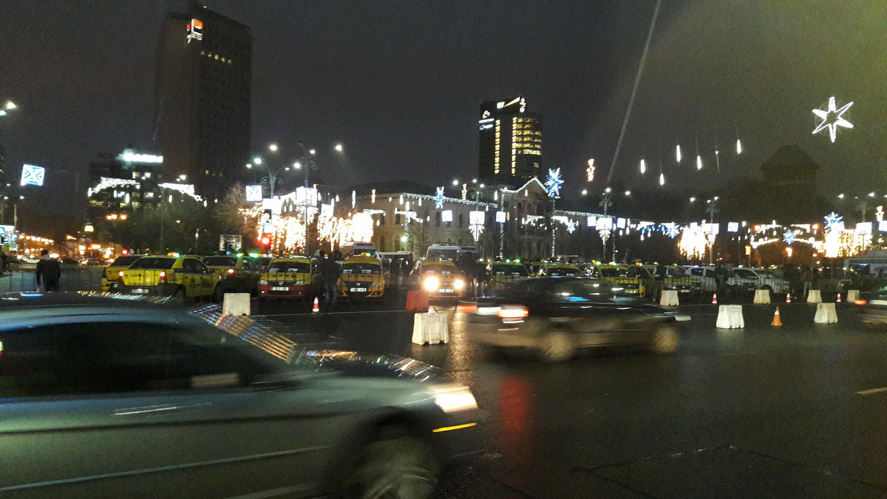 Protest în Capitală! Taximetriştii au blocat Piaţa Victoriei
