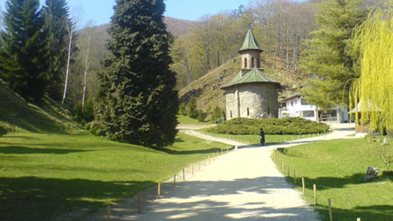 Beizadeaua care s-a dus cu elicopterul la mormantul lui Arsenie Boca: “Am vrut sa ma rog, sunt stresat din cauza crizei economice!