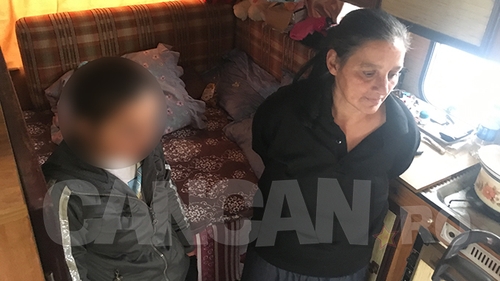 IMAGINI TULBURĂTOARE! O mamă şi cei doi copii şi-au găsit casă într-o ”cutie de chibrituri”!