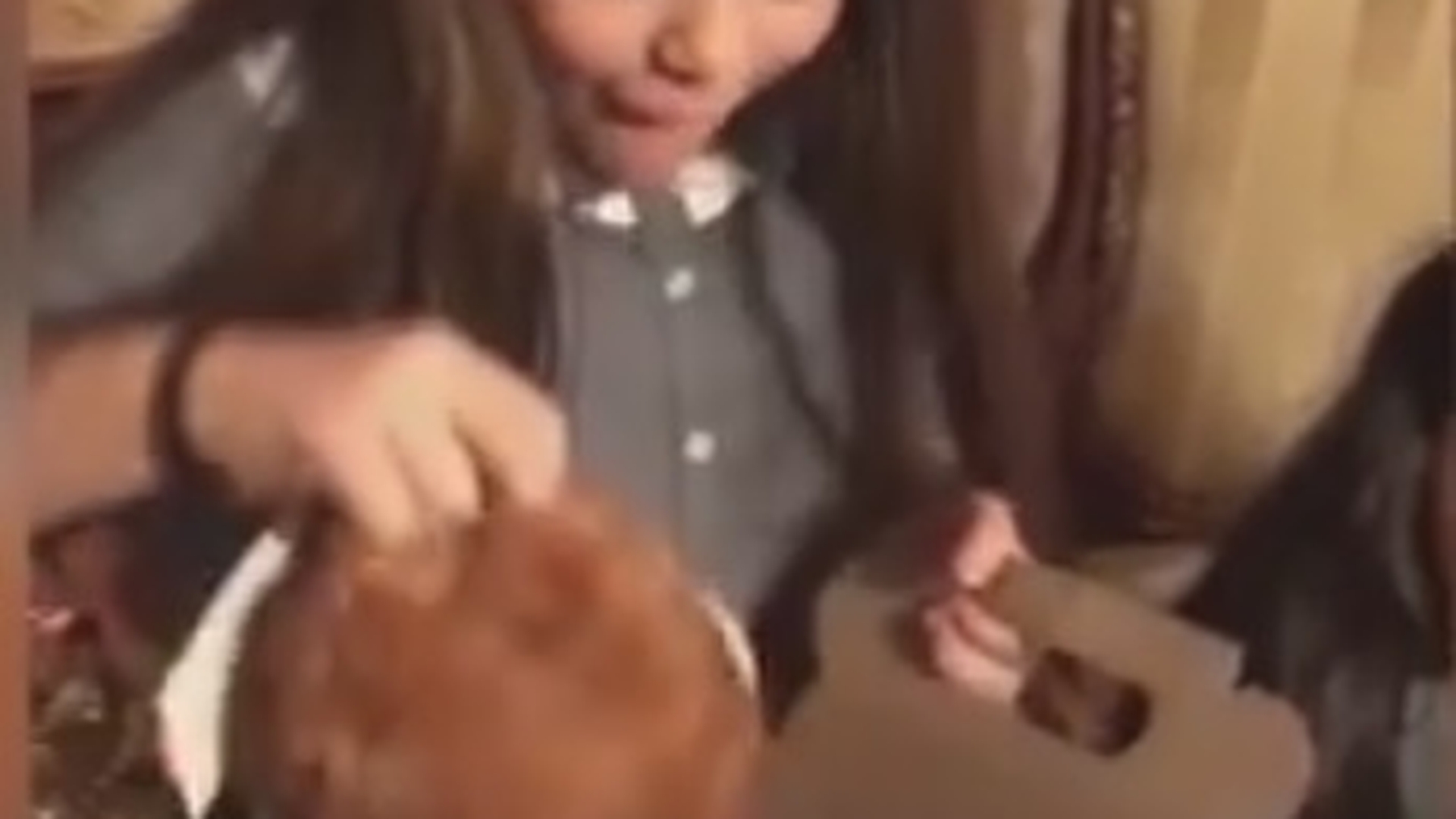 Această fetiţă a primit de Crăciun un cadou complet neaşteptat! Reacţia ei te va emoţiona până la lacrimi
