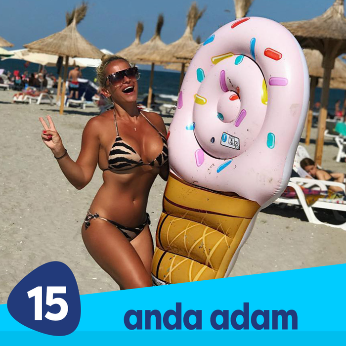 Anda Adam, sexy și jucăușă la plajă