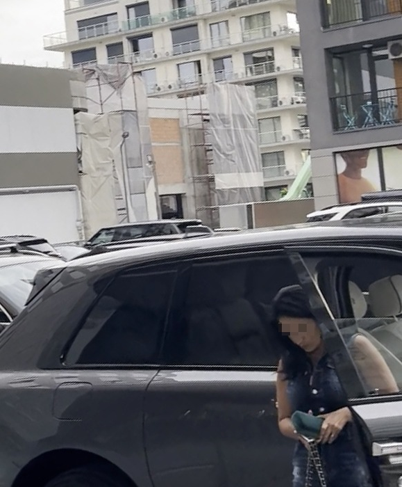 Soția lui Simion Apreutese coboară din Rolls-Royce-ul Cullinan