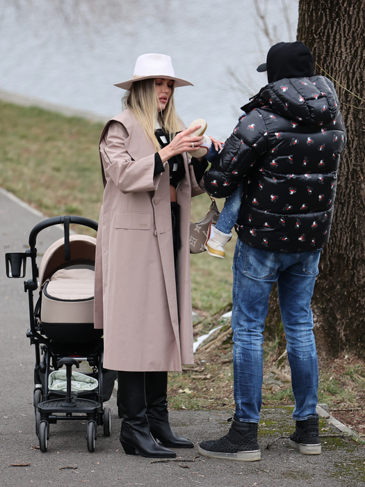 Cu soțul din dotare, cu Amedea, fiica celor doi, dar și cu al doilea copil, nou-născut, Emily a avut parte de o ședință foto pe malul lacului / (Sursa: CANCAN.RO)