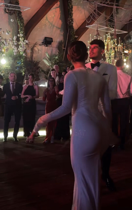 Ioana, rochie de mireasă îndrăzneață! Toți invitații s-au uitat lung la soția lui Florinel Coman