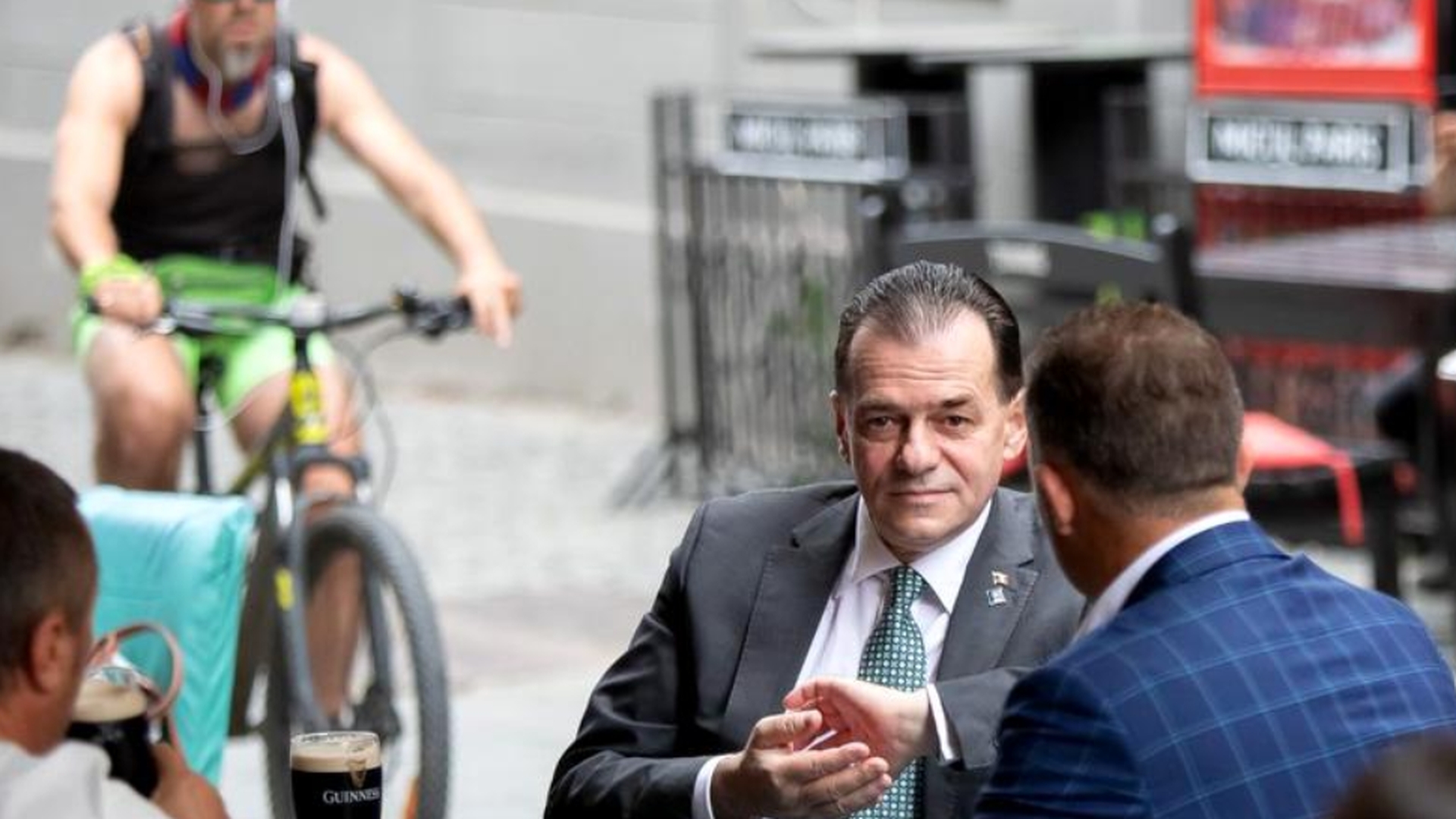 Un lider al PSD îl atacă pe Ludovic Orban, după ce premierul a fost fotografiat în Centrul Vechi la o terasă: „Tablou de Grigorescu, de unde doar carul lipsește”