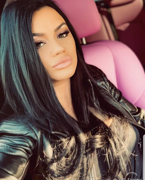 Adulter în showbiz-ul românesc! Deși căsătorită, faimoasa cântăreață a fost fotografiată de mână cu altul
