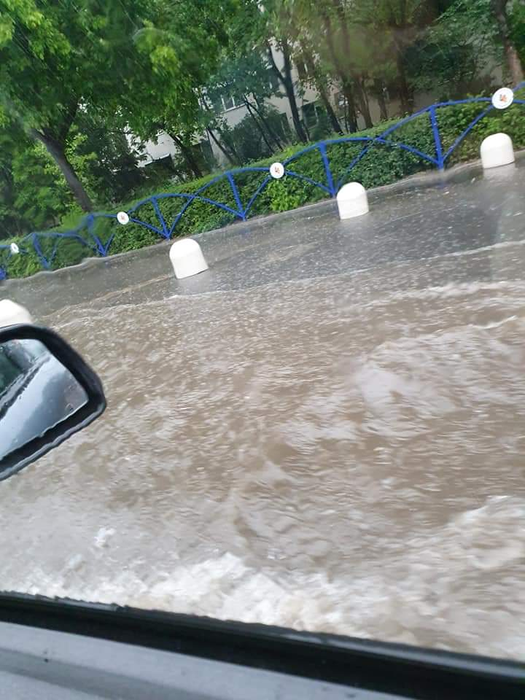 Furtuna a făcut ravagii în București! Mai multe străzi au fost inundate, iar șoferii au întâmpinat probleme | VIDEO
