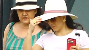Imagini demenţiale cu Lidia Niculescu Mizil. Soacra lui Vanghelie fumează ca… ”mafioata”! :)