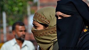 Două vedete de la noi s-au pozat în bikini pe o plajă din Dubai! Ce au păţit pentru că şi-au expus prea mult trupul, deşi legea arabă interzice asta