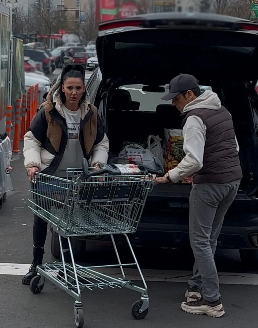 S-au ajutat reciproc să pună cumpărăturile în portbagaj