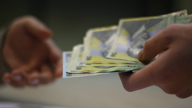 Veste buna pentru bugetari! Cresc salariile in 2015! Care sunt ramurile in care angajatii vor primi bani mai multi