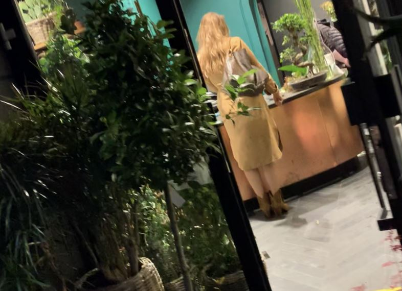 Iulia Vântur a oprit și la o florărie din Capitală