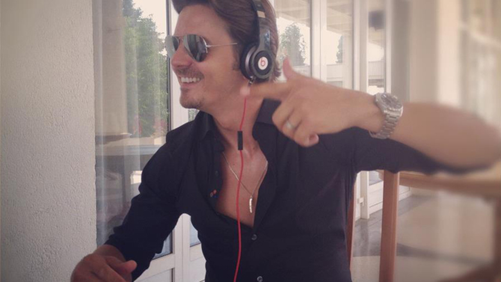Mihai Petre, asa cum nu credeai ca o sa-l vezi vreodata! Mixeaza cu castile pe urechi ca un veritabil DJ