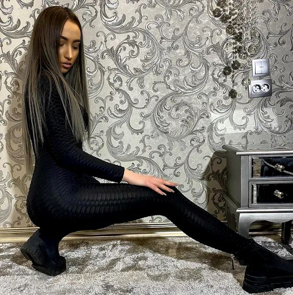 Ce bombă-sexy e sora lui Tavi Popescu! „Bunăciunea” nu ratează niciun meci al FCSB-ului | GALERIE FOTO