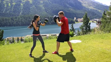 O tânără de 23 de ani primeşte bani ca să se plimbe în jurul lumii. Uneori mă duc la culcare fără să ştiu unde mă voi trezi a doua zi
