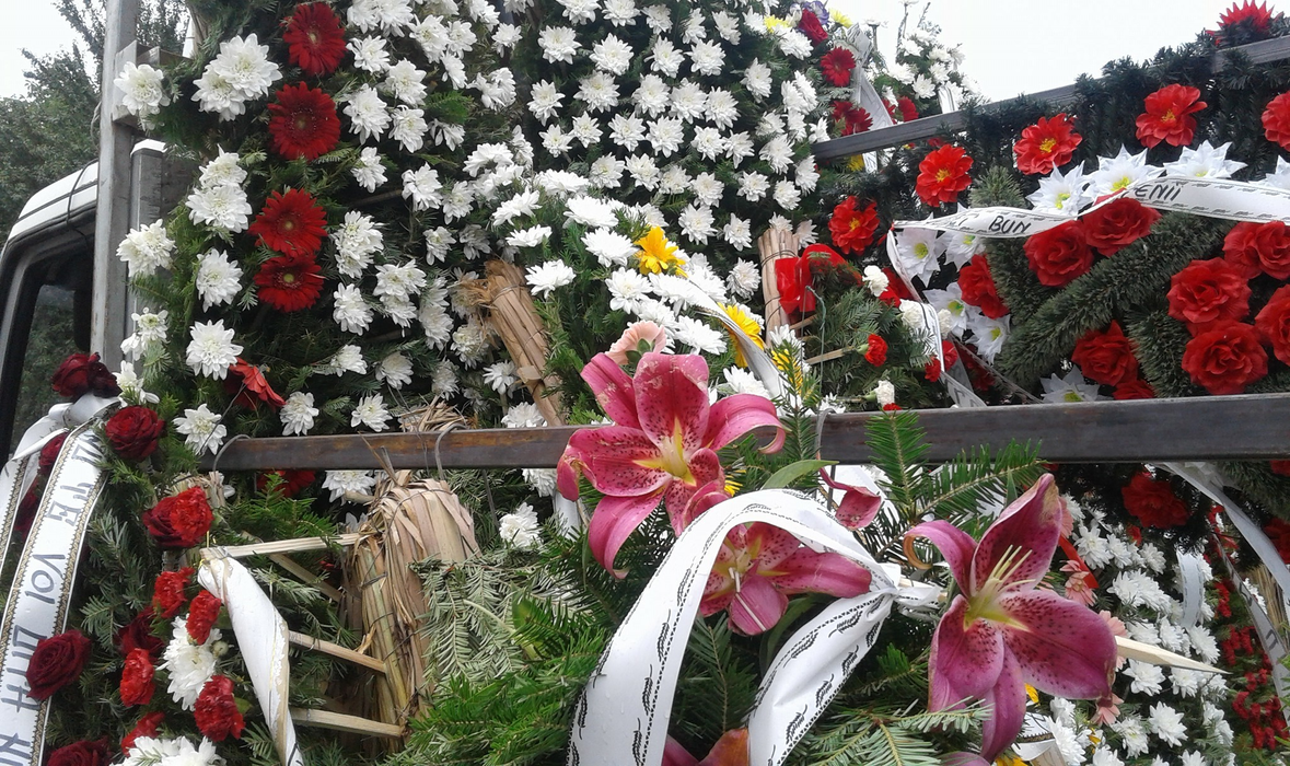 Imagini emoţionante. I-au acoperit mormântul cu flori!