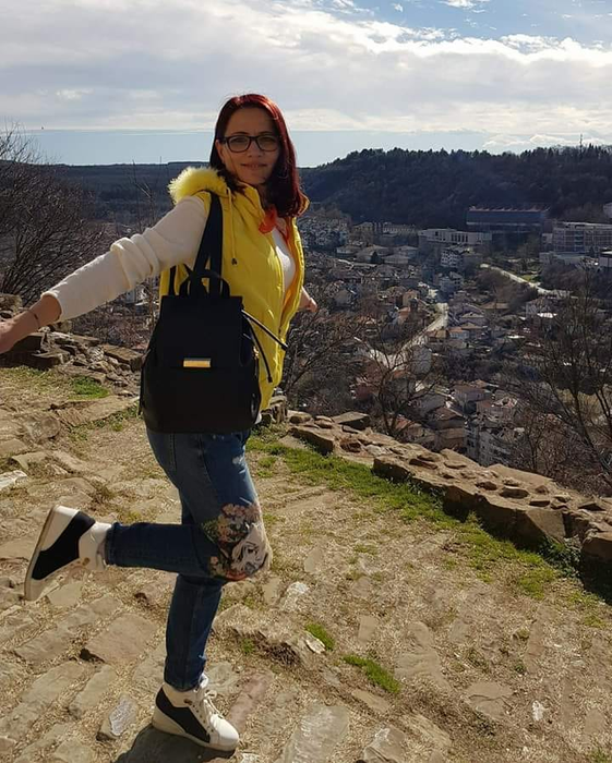 Nicoleta Voicu a împărțit ultimii bani din casă, 50 de lei, cu cățelul ei luat de pe stradă