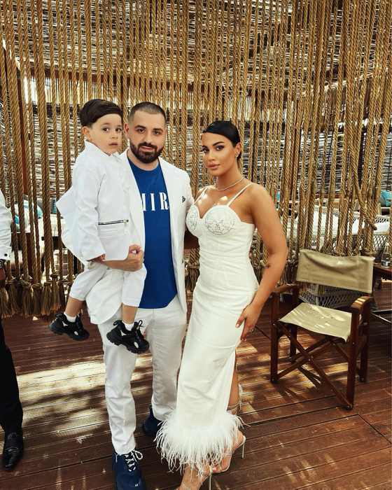 „Regele” Florin Salam a împlinit 43 de ani. Ce surpriză i-au făcut prietenii. Manelistul s-a închinat când i-a văzut