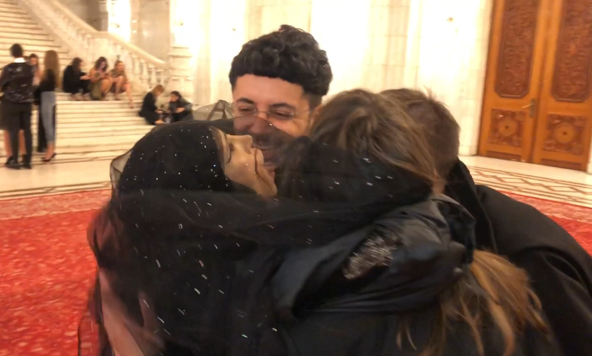 Silvia de la ”Bravo, ai stil!” sărut pasional cu o femeie pe holurile Casei Poporului