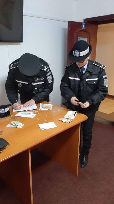 Polițiștii i-au înmânat femeii mica avere pe care o lăsase pe bancă