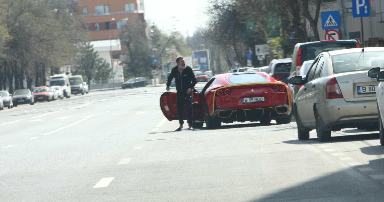 Dan Nicorescu a ajuns la centrul comercial și coboară din Ferrari