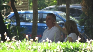 Credea că nu îi vede nimeni, dar…Romantic: Soţia i-a ”toaletat” urechea, pe o bancă în parc, fostului şef al Camerei Deputaţilor!