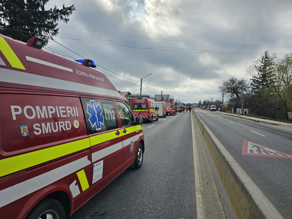 Dramă în Dâmbovița. S-a activat Planul Roșu de intervenție, după ce un microbuz școlar s-a ciocnit cu un tir