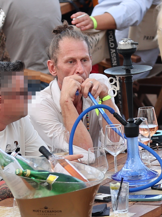 Mircea Solcanu trage din narghileaua de la Nuba, îngândurat (Foto: CANCAN.RO)