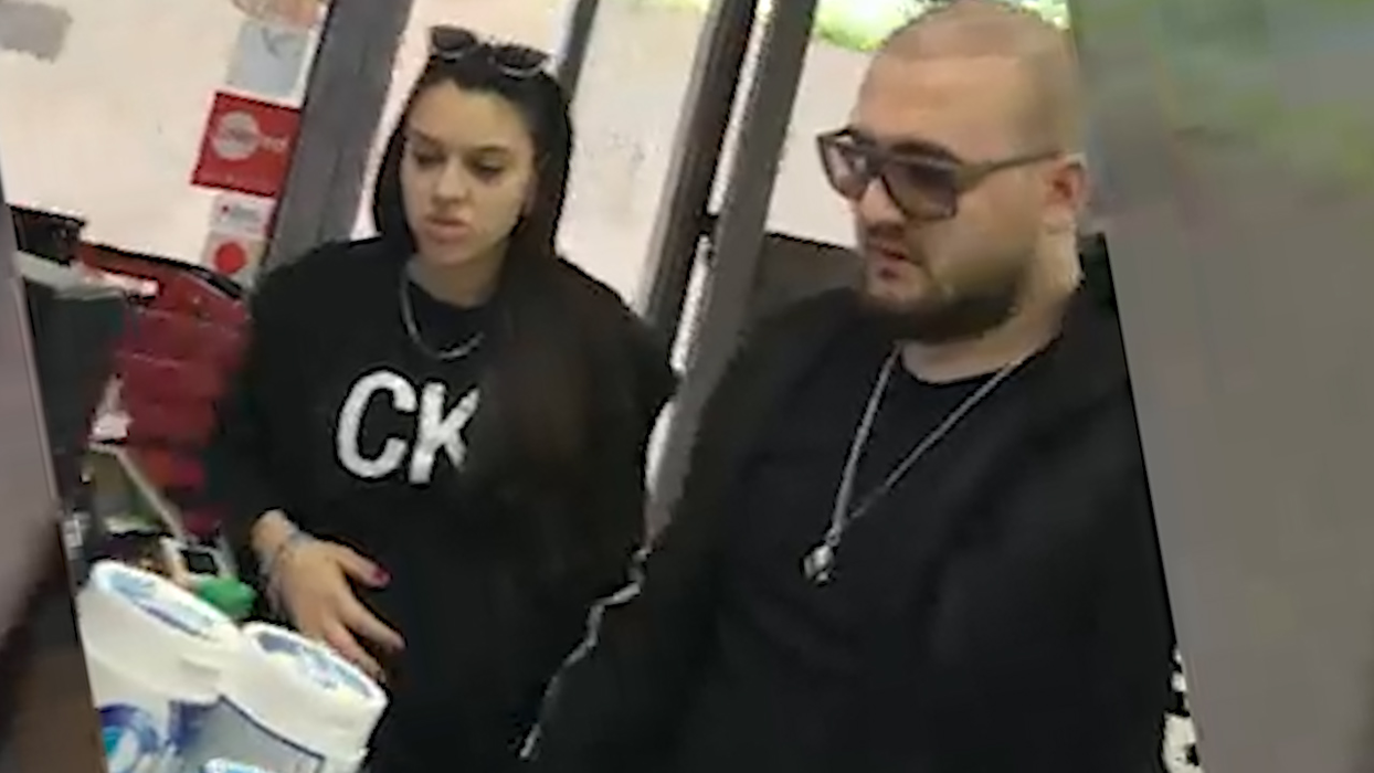 Karmen, alături de iubitul ei, într-un supermarket din Capitală