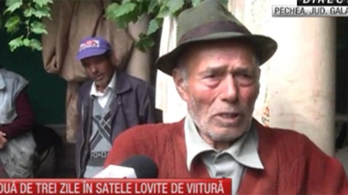 Ţi se rupe sufletul când îi vezi! Amărâţi, fără case, sinistraţii îşi plâng zilele! Lacrimile curg mai rău ca apele de durere