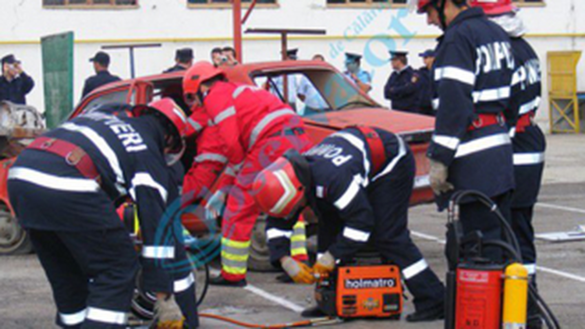 Un incendiu a avut loc in Pitesti! Pompierii s-au chinuit sa il stinga deoarece hidrantii au fost astupati de asfalt!